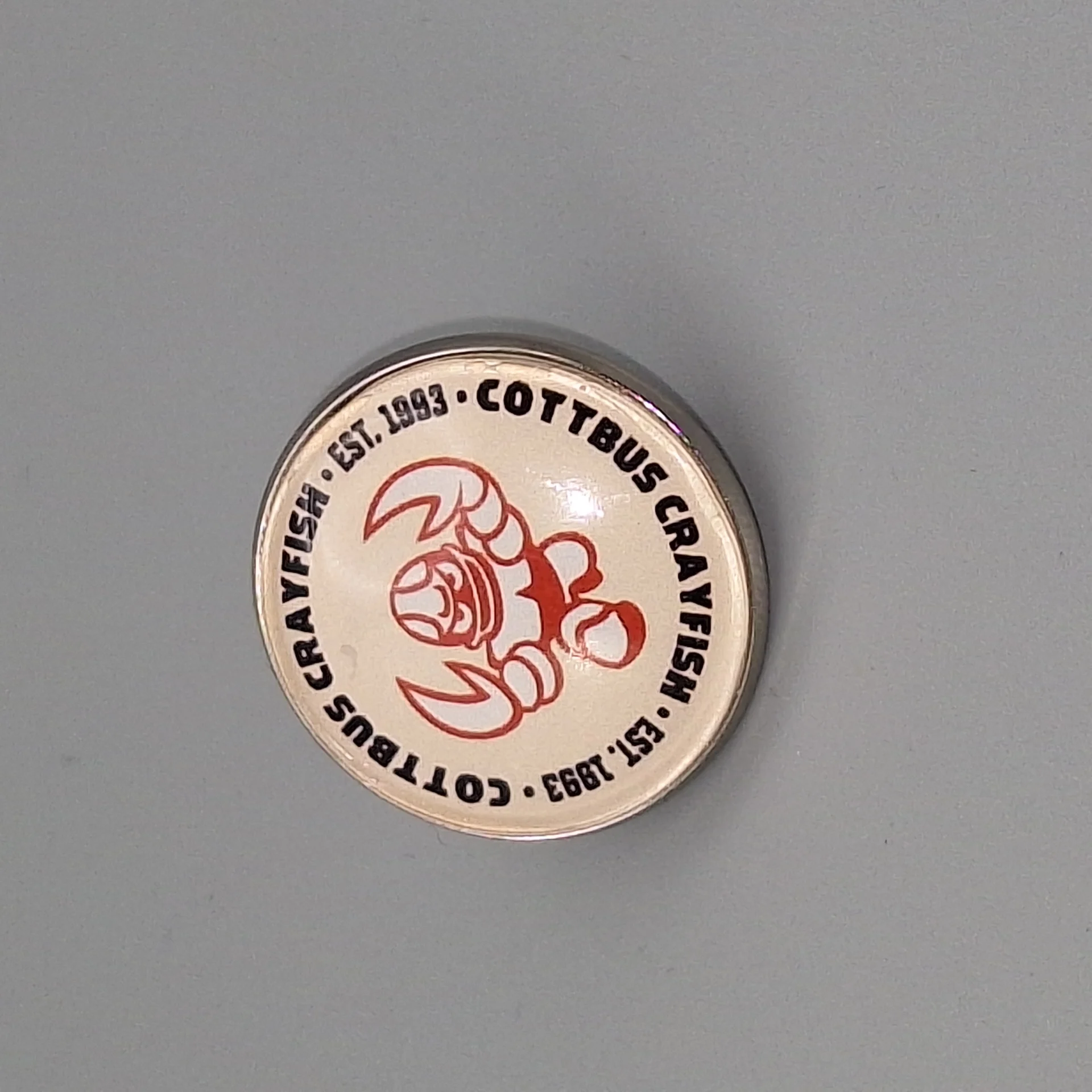 Crayfish Pin beige mit Glasaufsatz