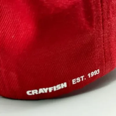 Snapback Cap in Rot mit weißem Crayfish-Brand